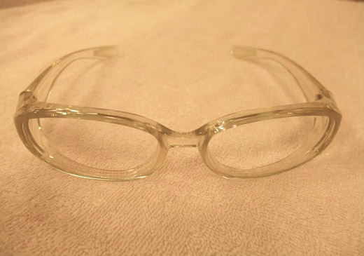 目を保護する眼鏡